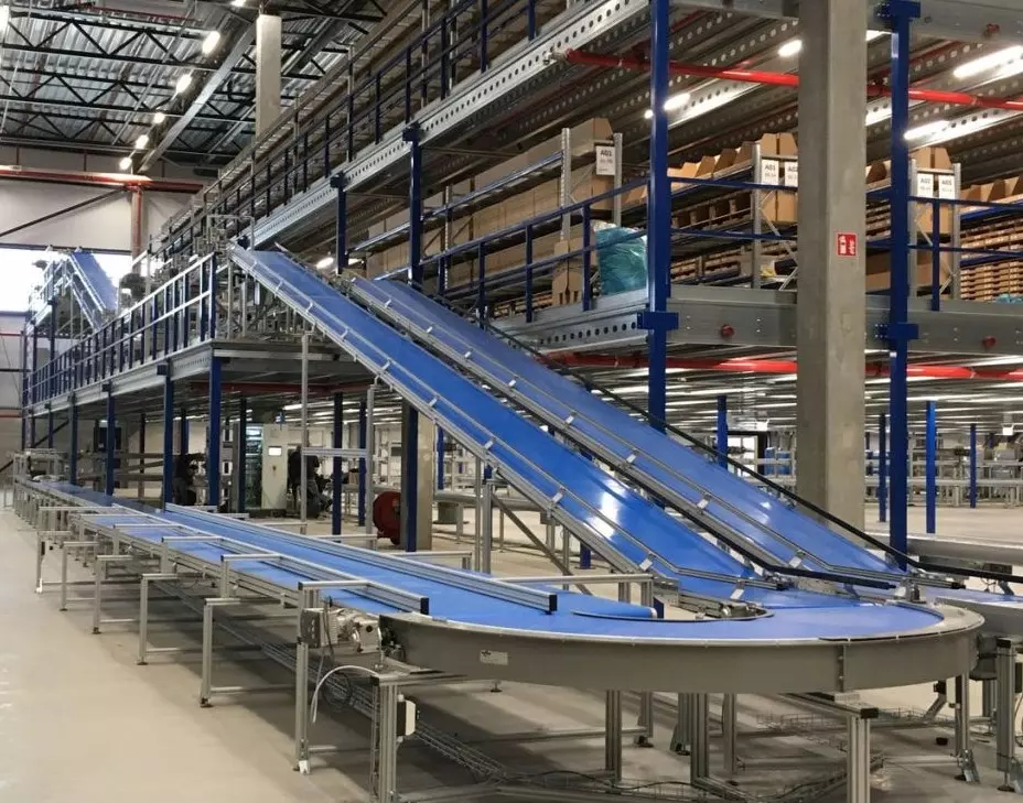 Một hệ thống điều khiển băng tải thông thường bao gồm các thành phần cơ bản như động cơ, hộp số, băng tải, cảm biến và bộ điều khiển s7-1200-g2.